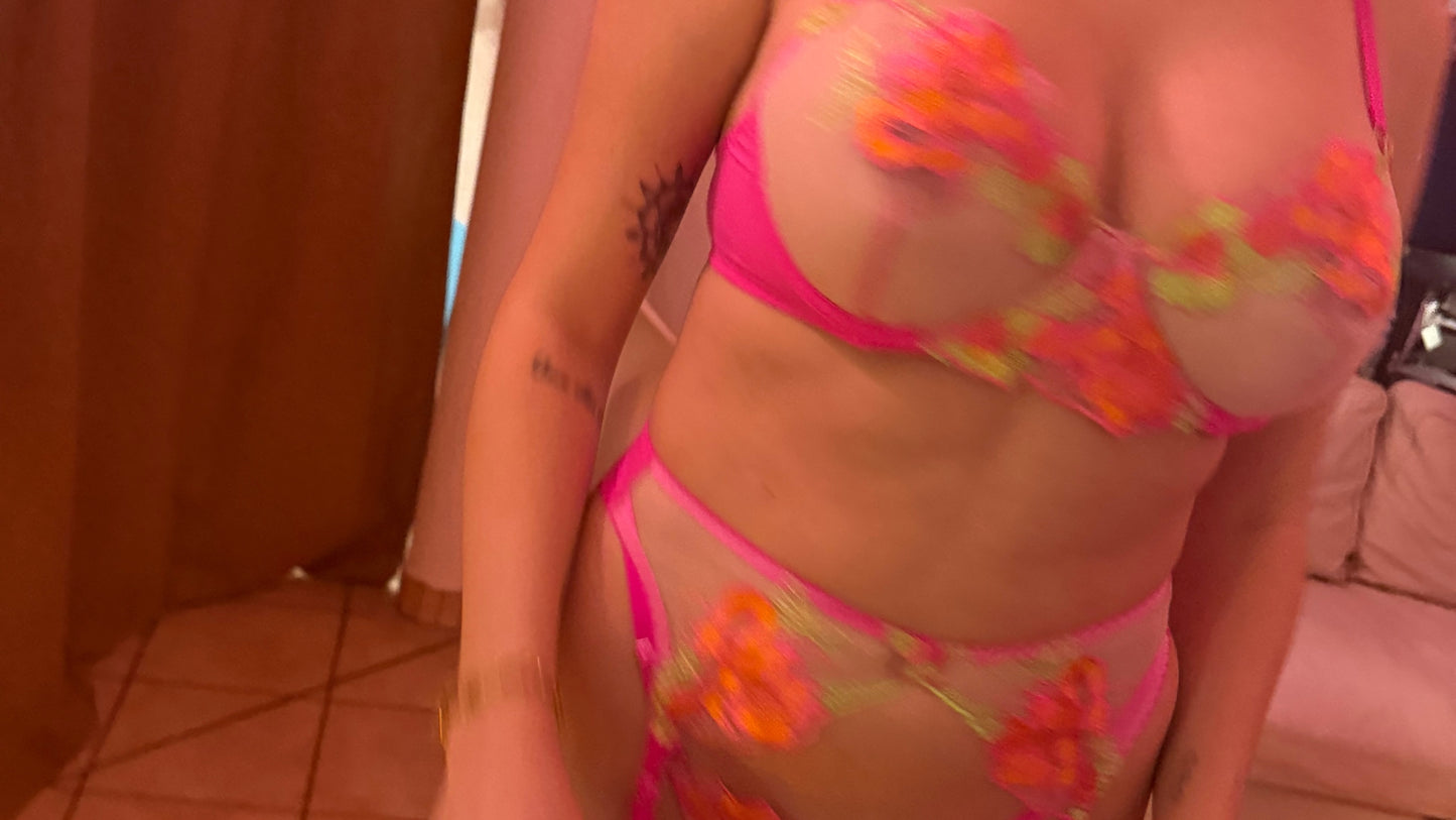 Tanja – Rosa Dessous mit Blumenstickerei