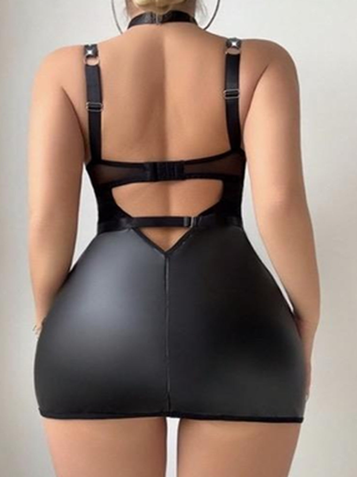 Riley - Robe moulante simili cuir avec brettelles - String - Collier